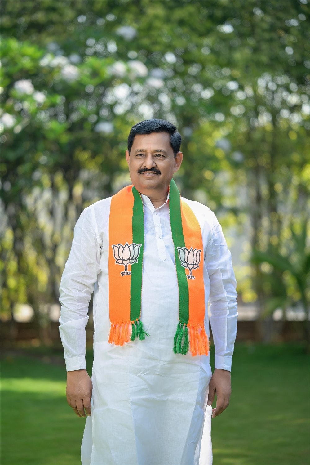 केंद्रीय रस्ते वाहतूक मंत्री नितीन गडकरी यांची आमदार सुभाष देशमुख यांच्या निवासस्थानी सदिच्छा भेट; सोलापूर रिंग रोड व महामार्ग प्रकल्पांवर चर्चा