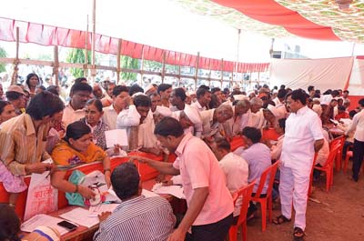 लोकमंगल महा-आरोग्य तपासणी शिबिर व रक्तदान मोहीम: ५,००० हून अधिक नागरिकांची मोफत तपासणी, औषधोपचार व मोतीबिंदू शस्त्रक्रिया